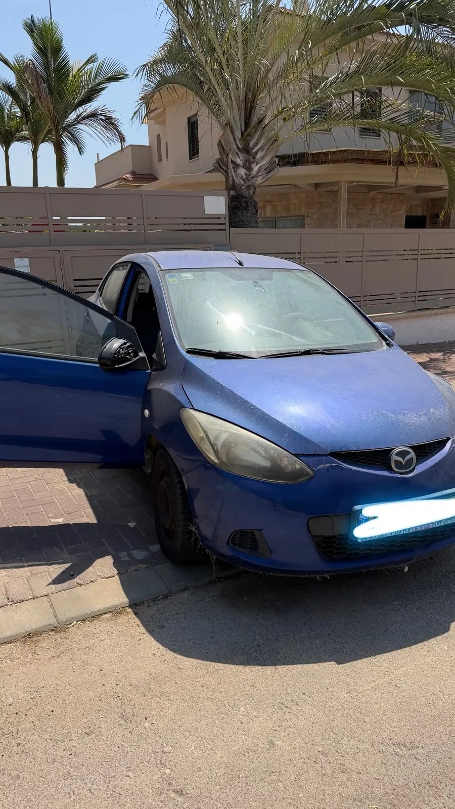 מאזדה 2 כחולה בעת קנייה מלקוח — מגיעים עד הבית