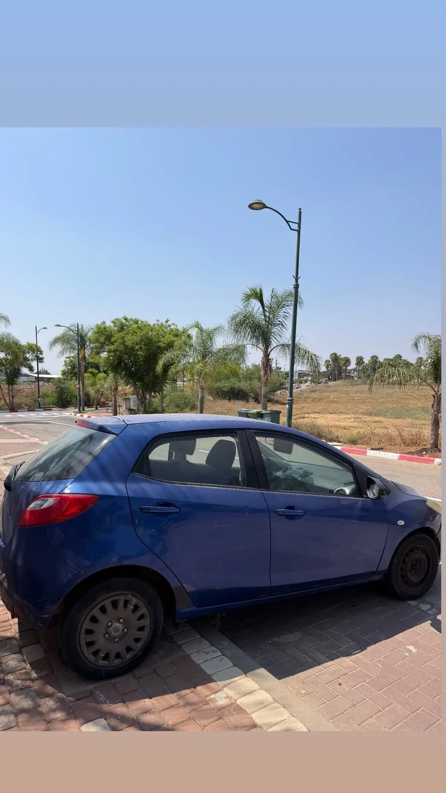 מאזדה 2 כחולה שנקנתה מלקוח — לוי מוטורס קונה רכבים בכל מצב